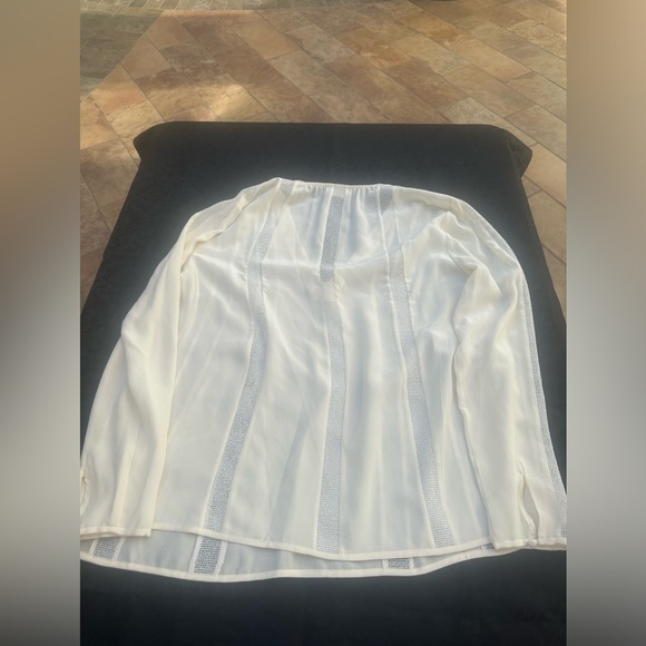 L’AGENCE Blouse size S
Pit to pit: 21”
Length: 27”
Silk/Polyester - Picture 2 of 6